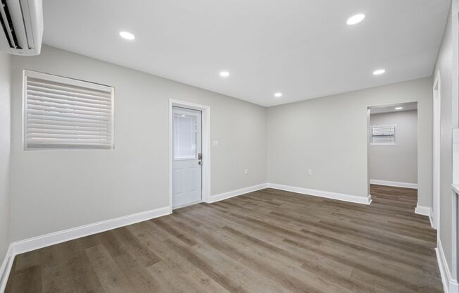FULLY RENOVATED Davis Islands! Townhouse-Style Apartments, Walk to Everything!