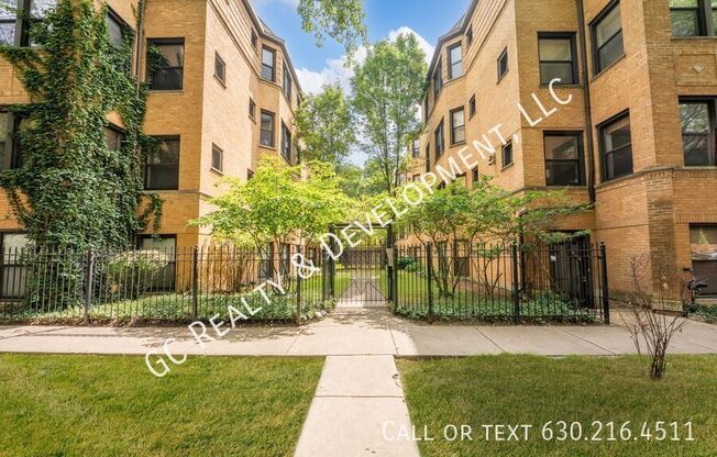 7635 N GREENVIEW AVE