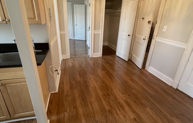 2 beds, 1 bath, $3,000, Unit 24