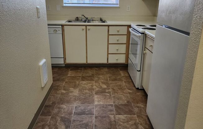 Large 2 Bedroom Apt Living, Located in the Center of Vancouver, WA!