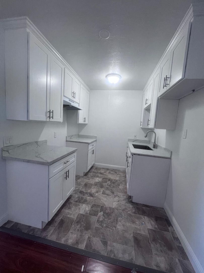 MG23 - 1102 Henderson Road