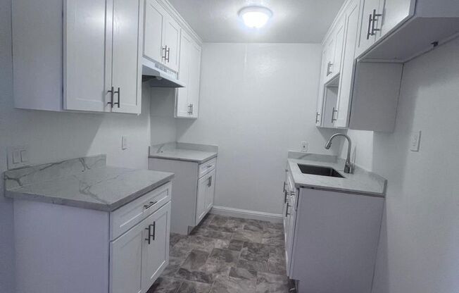 MG23 - 1102 Henderson Road