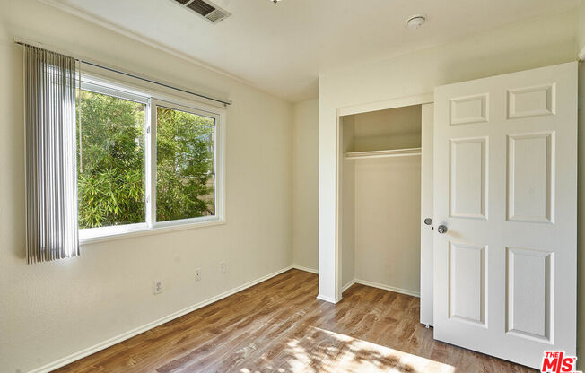 1189 W 36 ST