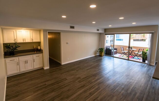 1 bed, 1.5 baths, 750 sqft, $1,998, Unit 100