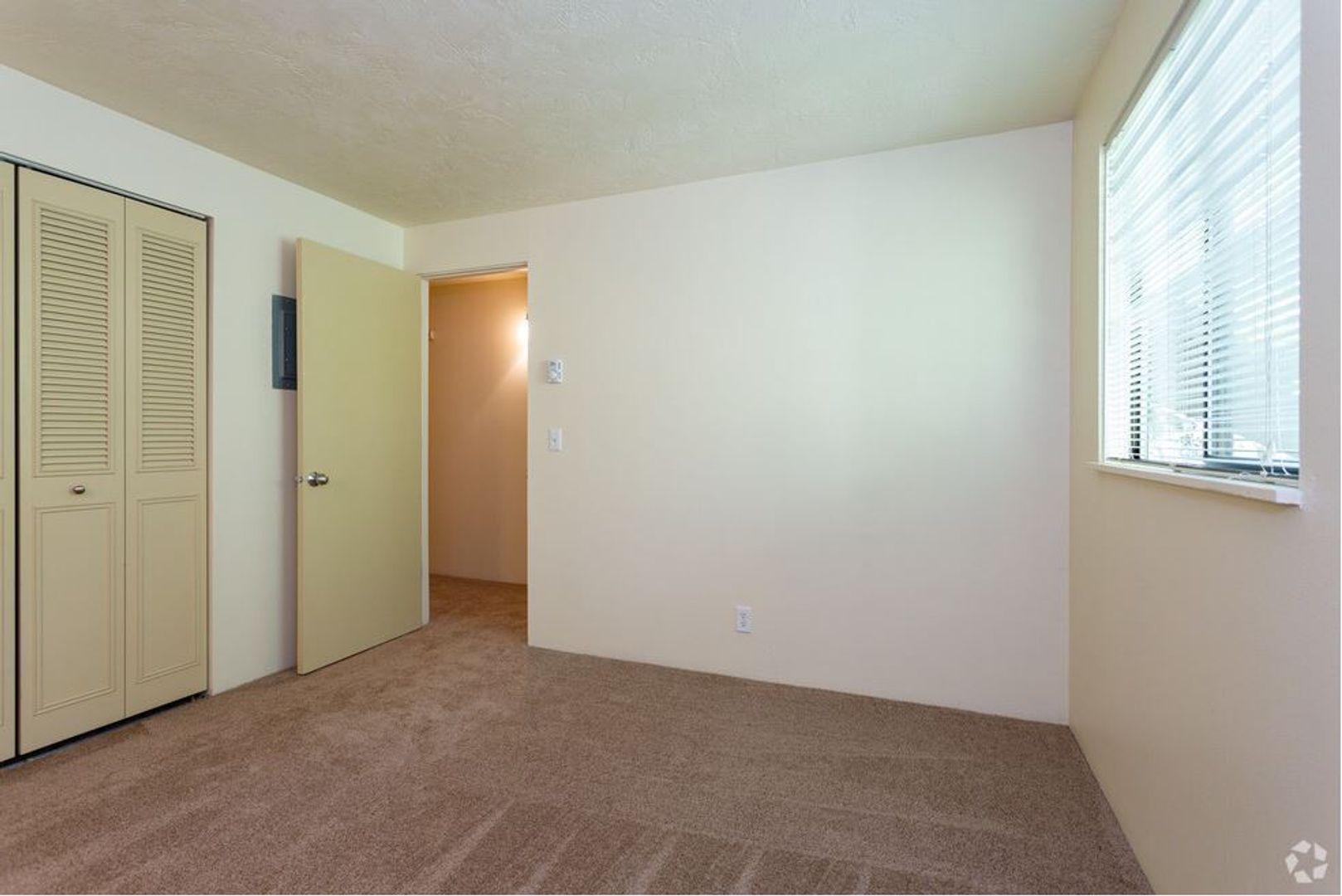 1 MONTH FREE RENT! Golf Course View! 2 bedroom with In-Unit Washer & Dryer!