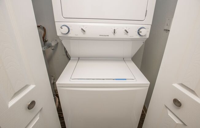 2 beds, 1 bath, 980 sqft, $1,445