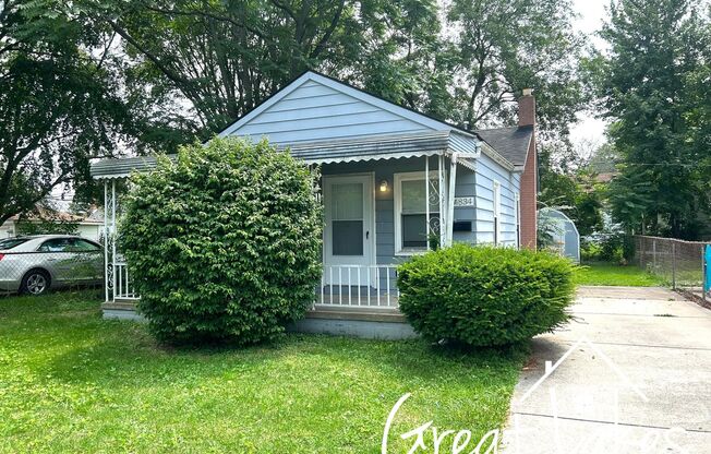 Warm and cozy 2 bedroom/1 bathroom home in Eastpointe now available for rent!
