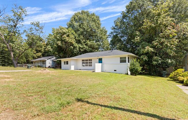 Charming 4-Bedroom Ranch in Green Acres, Gastonia: Modern Finishes, Chef’s Kitchen, Cozy Fireplace, and Expansive Yard – Perfect for Your Family!