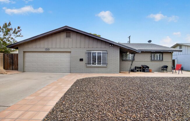 123 E ERIE DR