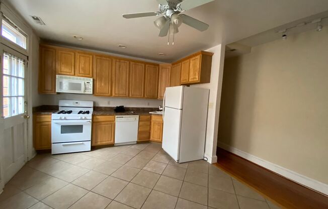 2 beds, 1 bath, 1,000 sqft, $1,750, Unit 3027 N. Calvert St. E6
