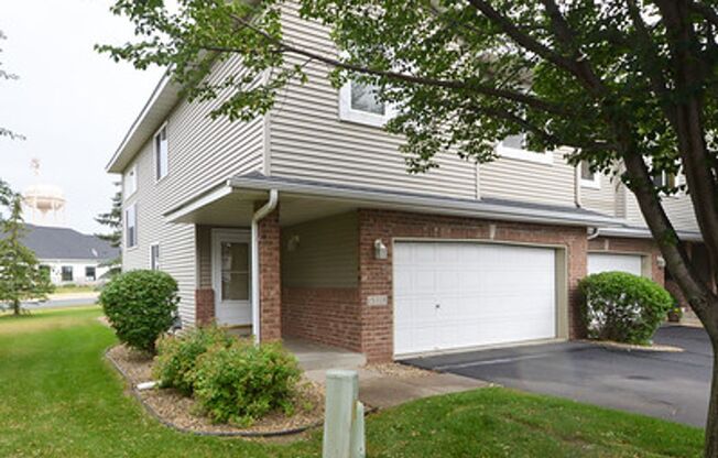 Beautiful 3 BD / 3 BA Townhome Available In Rosemount\