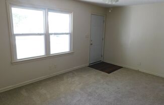 2 beds, 1 bath, $1,100, Unit 2755 S Greenwood - Main House