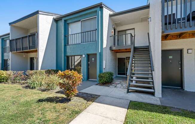 Community picture of the front of an apartment building at Oasis at Bayside in Largo, FL.