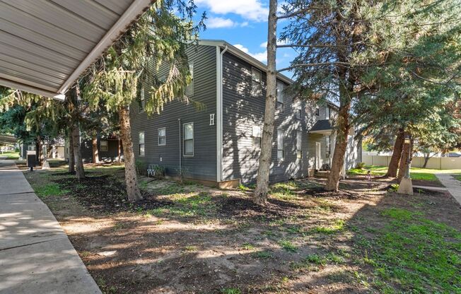 2 beds, 1 bath, 900 sqft, $1,200, Unit P-2