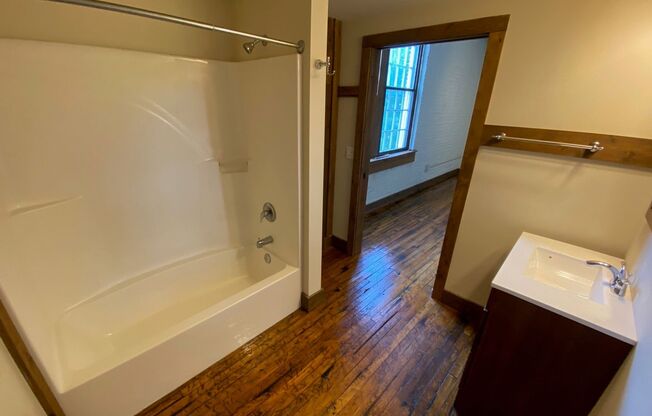 2 beds, 1.5 baths, 1,439 sqft, $1,625, Unit 700 Linden Ave Apt 302