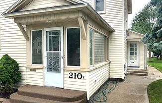 2 beds, 1 bath, $1,600, Unit Tenth 210 E  #A