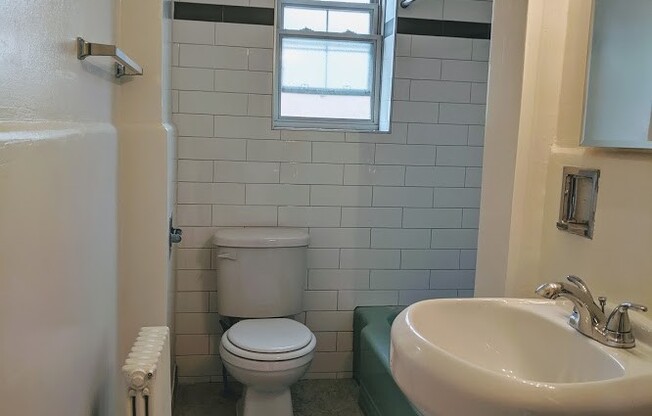 3 beds, 1 bath, $2,175, Unit 202A