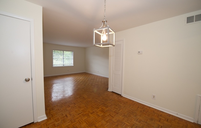 Spacious 2 Bedroom w/ Pool Less Than 1 Mile From Heart of Buckhead!!