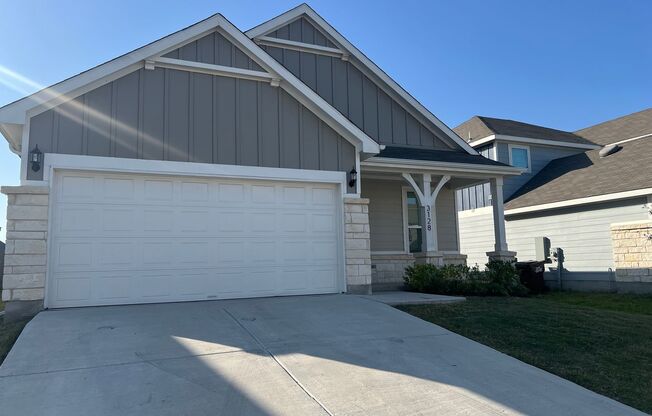 Beautiful 3/2  Home in Overlook at Creekside