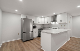 1 bed, 1 bath, 700 sqft, $2,700, Unit R