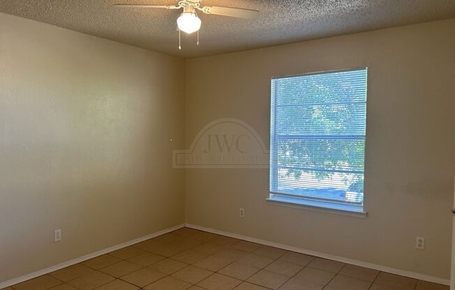 2 beds, 1 bath, $750, Unit 1906 Cedarhill Unit D