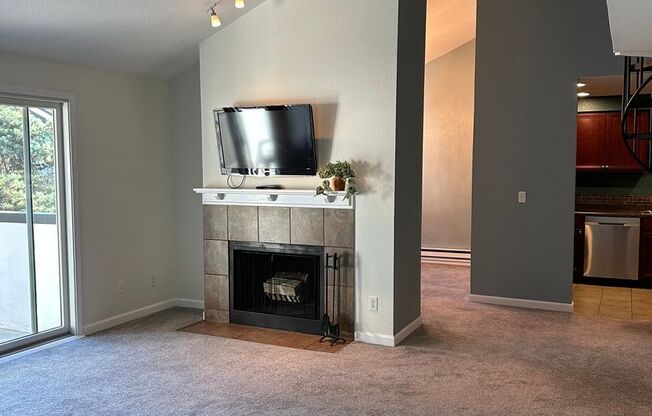 Colonial Square Top Floor Condo for Rent