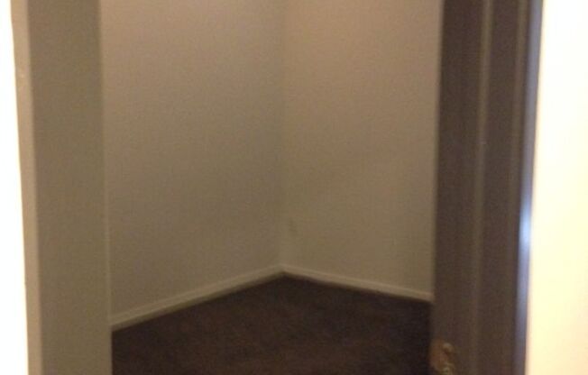 1 bed, 1 bath, 608 sqft, $1,160, Unit 909