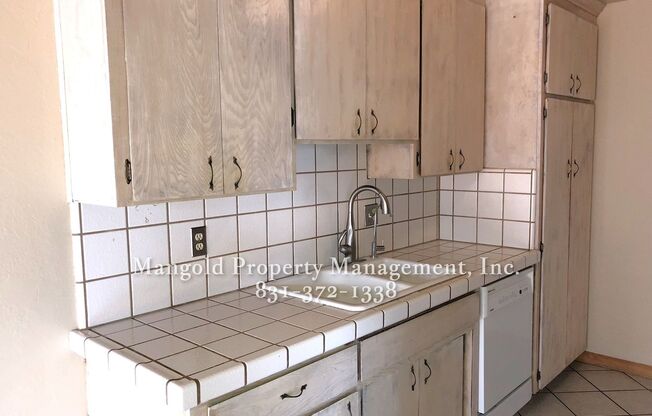Charming 2-Bed 1-Bath Home with Vaulted Ceilings and Spacious Deck on Cul-de-Sac in North Salinas