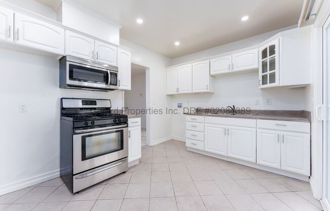 2 beds, 1 bath, $2,500, Unit #F