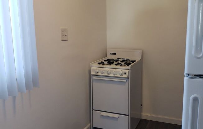 Studio, 1 bath, 400 sqft, $1,510, Unit 10