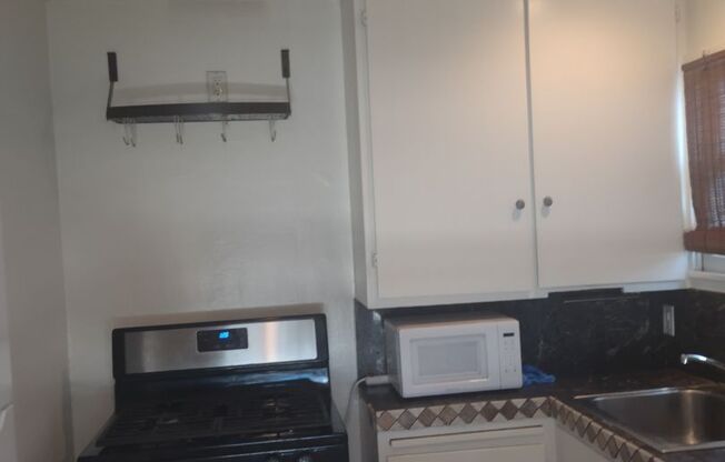 2 beds, 1 bath, $3,400