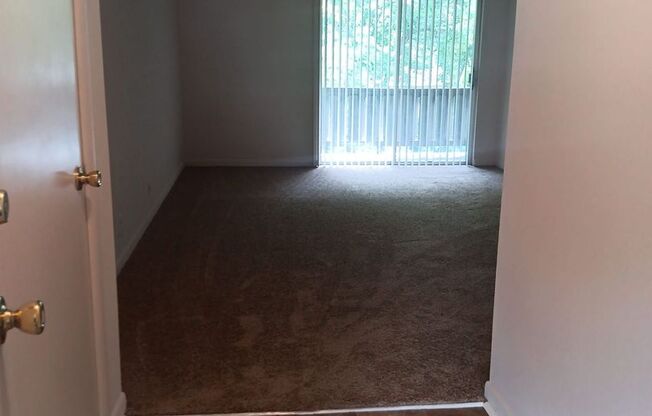 2 beds, 1 bath, 925 sqft, $1,085, Unit X07