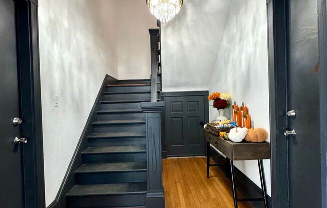 Large Renovated 2 Bedroom Unit, FREE Parking and FREE Washer/Dryer, Move In Ready, Steps to Lake Eola in Downtown Orlando, Hard Wood Flooring,