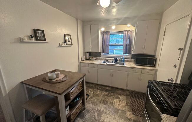 2 beds, 1 bath, $1,595