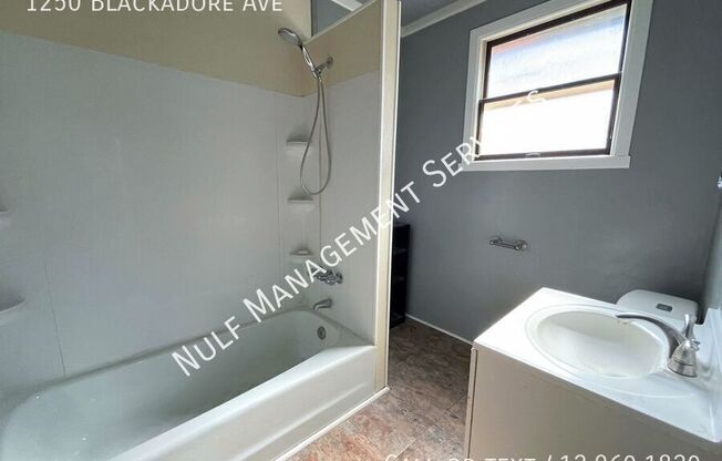 1250 BLACKADORE AVE