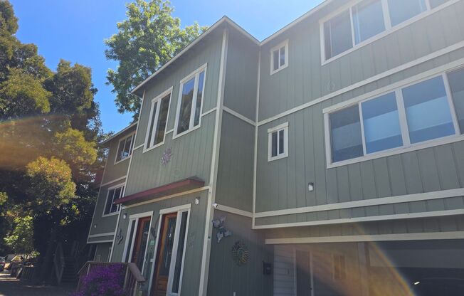 Beautiful 2nd story unit with beautiful view in Point Richmond