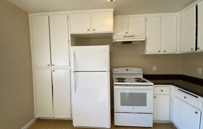 2 beds, 1 bath, $1,995, Unit 4966-08