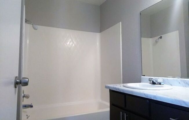 2 beds, 1 bath, 800 sqft, $1,195, Unit Unit 02