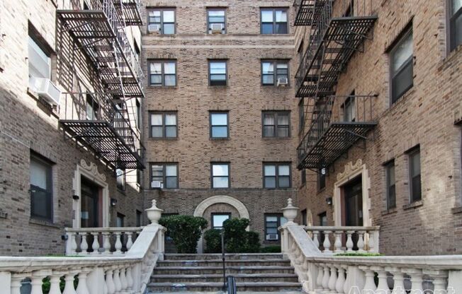 2 beds, 1 bath, $2,300, Unit B42