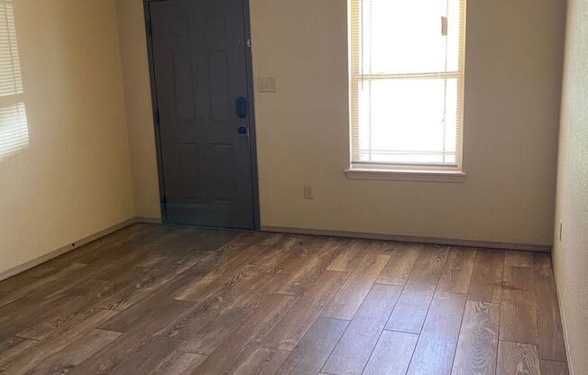 RENT READY! 2 Bed 2 Bath Duplex close to Downtown