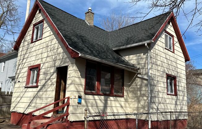 YUO WILL FALL IN LOVE WITH THIS COZY HOME !!!