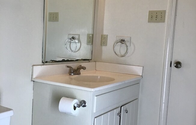 Beautiful 3 Bedroom Apartment. Great place at an affordable price.