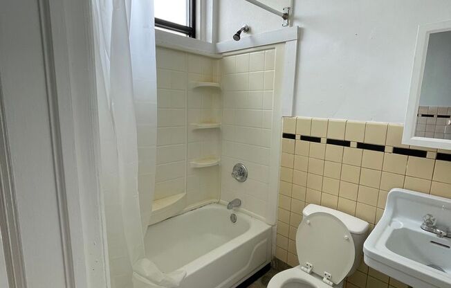 Studio, 1 bath, $550, Unit Apart #35