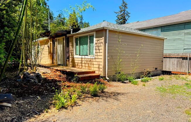 3 Bedroom, 1 Bathroom S. Eugene Home