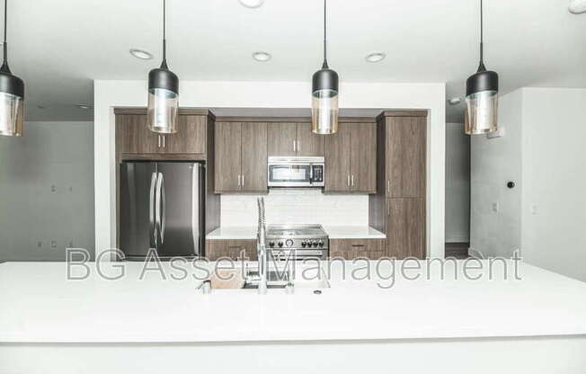 180 UPTOWN CIR