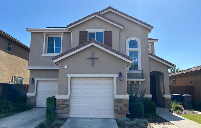 3 bedroom, 2 1/2 bathroom home located in Clovis