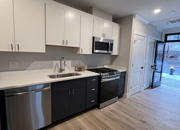 2 beds, 2 baths, 900 sqft, $3,995, Unit 101
