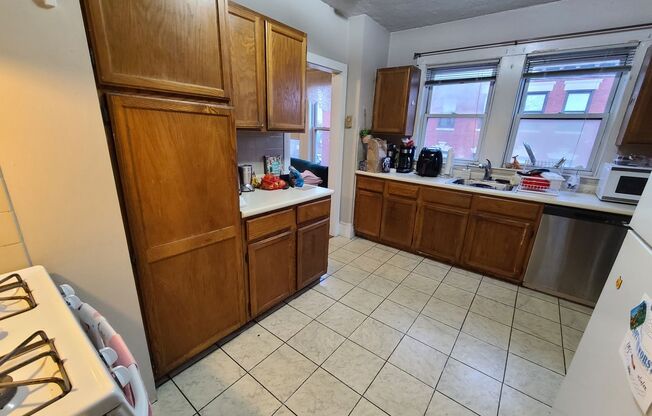 Off Street Parking - 2 Decks - On site Laundry - Pet Friendly