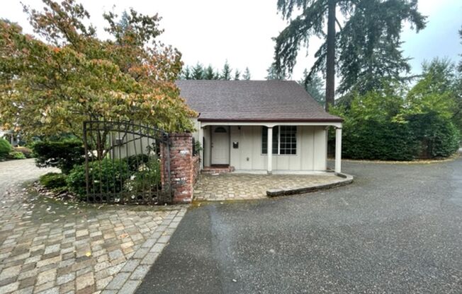 Wonderful Dunthorpe Carriage House with access to Riverdale Schools. Some utilities included.