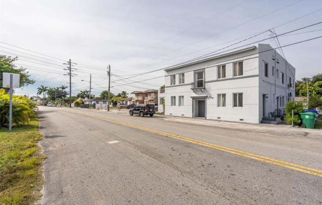 384 TAMIAMI CANAL RD